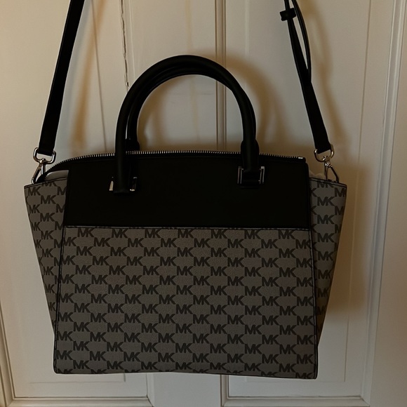 MICHAEL KORS large satchel “Hudson” purse - Picture 7 of 10